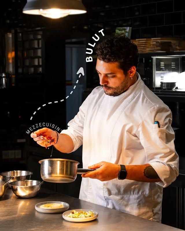 Küchenchef Bulut Gökmen beim Anrichten