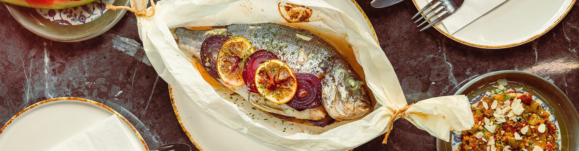 Dorade mit Zitrone und roten Zwiebeln