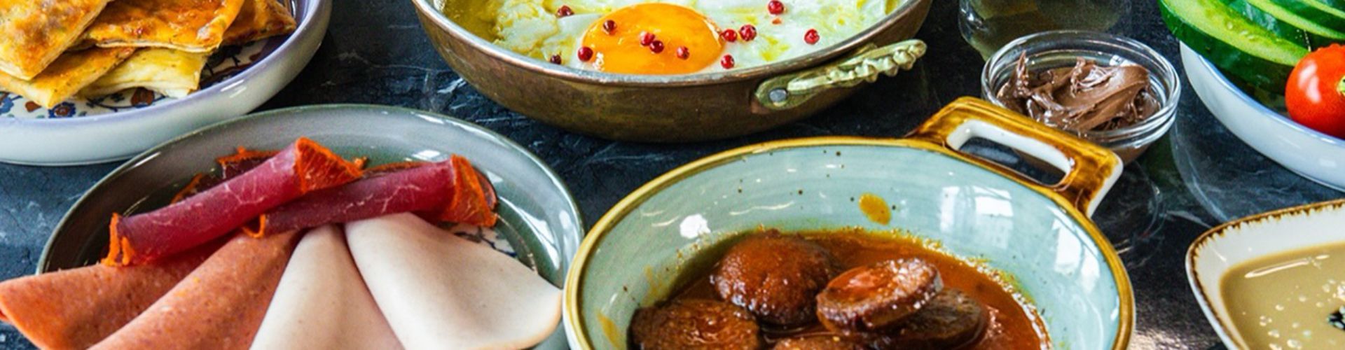 Türkisches Frühstück mit Eiern in der Pfanne