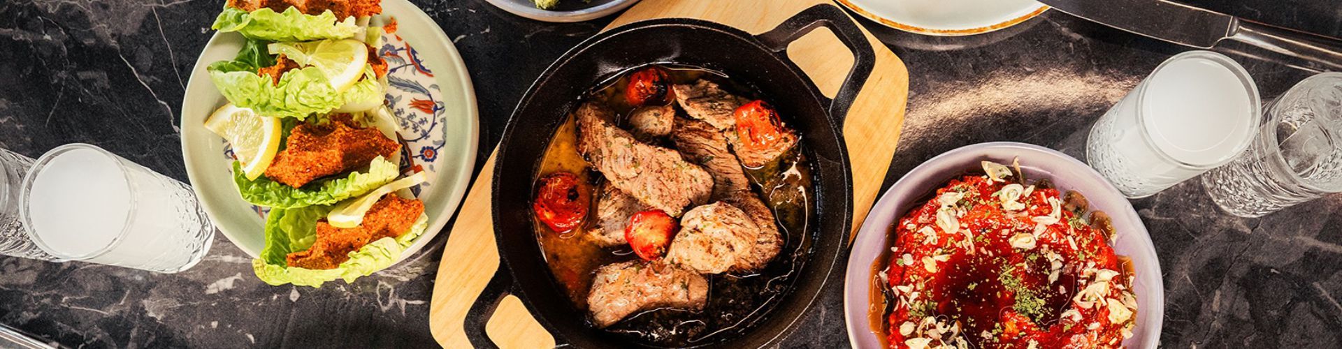 Meze in der Pfanne serviert